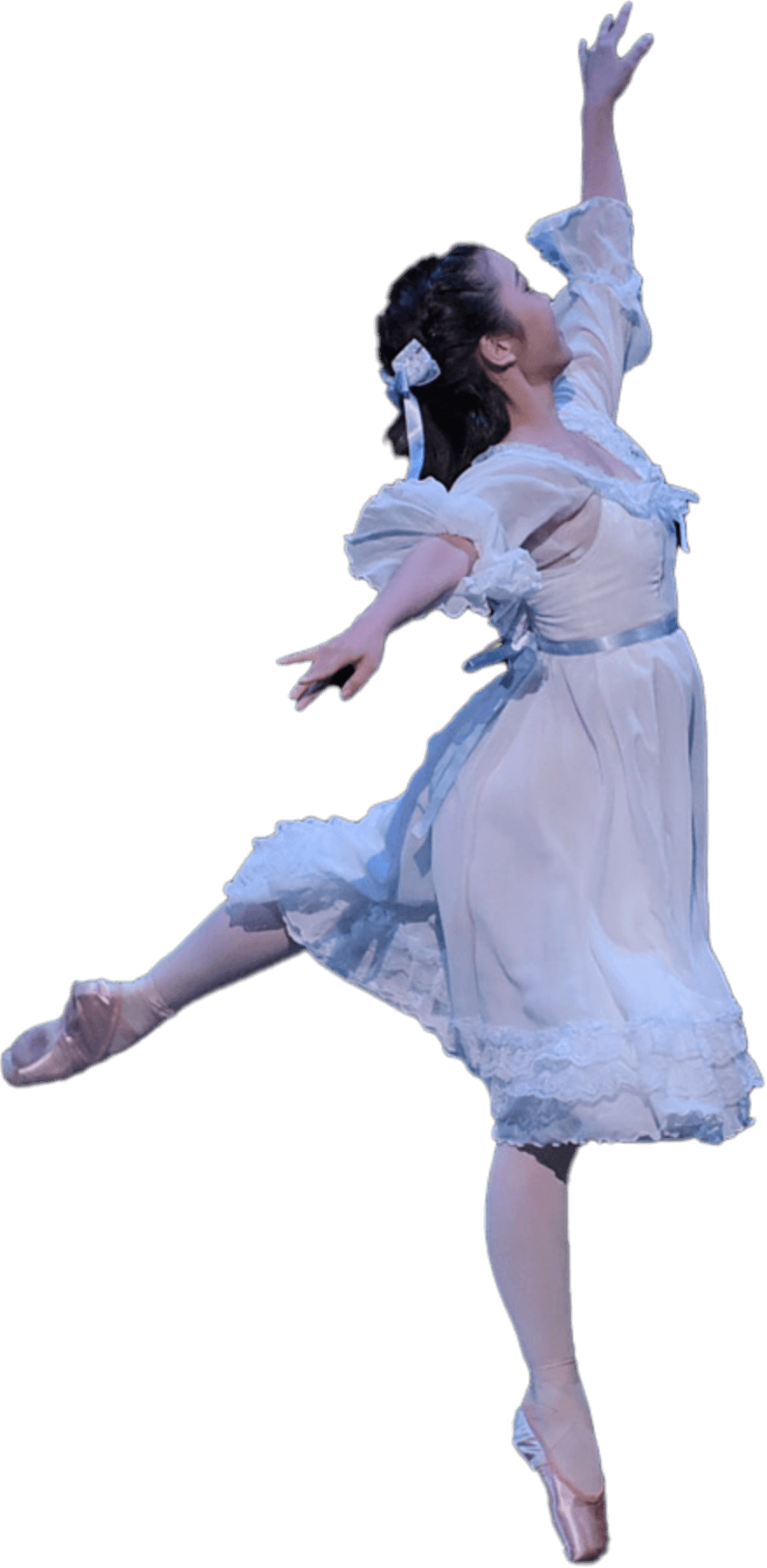 白い衣装を着てポーズをとる女性バレリーナ